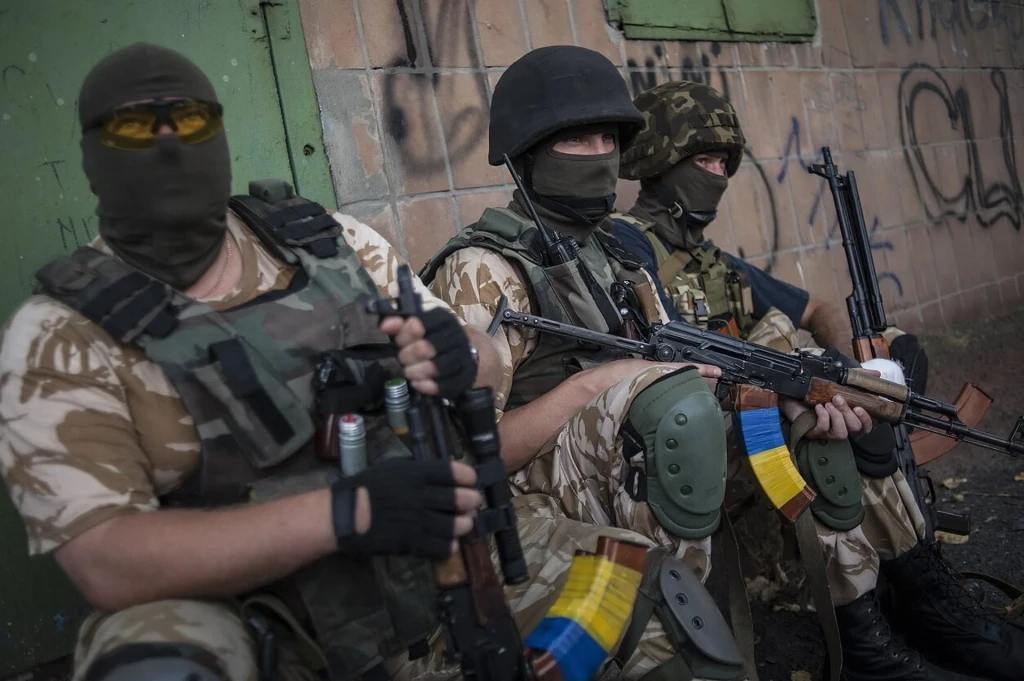 Бійці Азов із власним тюнінгом АКМС