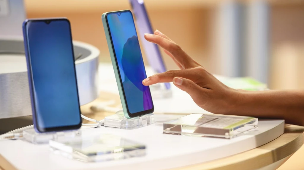 Порівняння бюджетних смартфонів Samsung Galaxy та Motorola Moto G